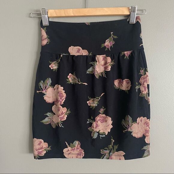 Talula Dresses & Skirts - Talula Floral Bodycon Mini Skirt Black Pink Women’s XS/S Fitted‎ Y2K
